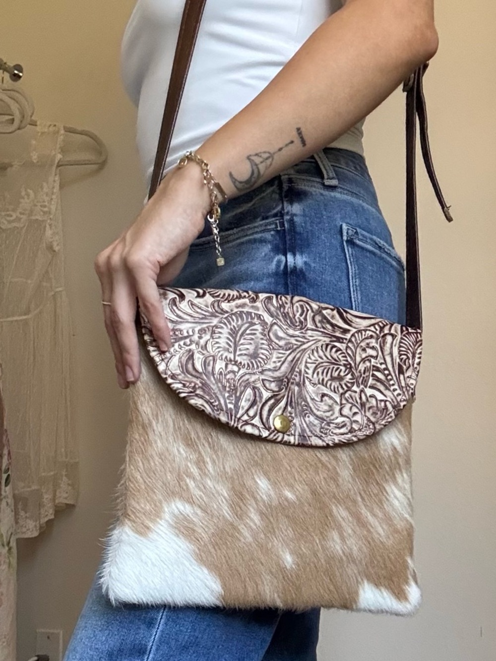 Handcrafted Brown and Cream Cowhide Crossbody Bag with Tooled Leather Flap - Picture 5 of 5